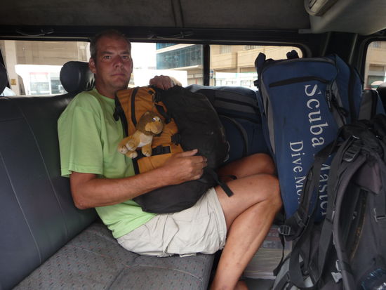 Naechster Tag, naechstes Gefaehrt - von Beinfreiheit kann Lui nur traeumen. Auf dieser Sitzbank sitzen wir zu dritt.