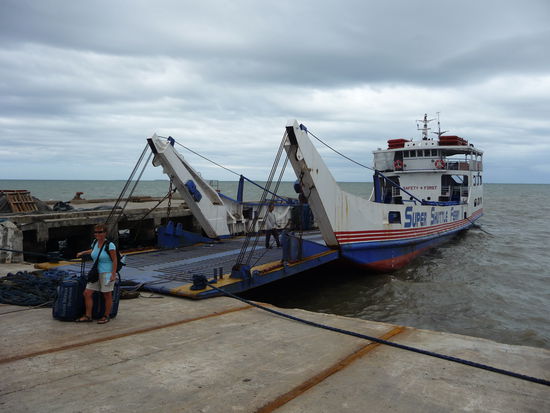 Mit diesem Kahn geht es weiter nach Maasin - bald sind wir da!