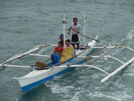 Andere wagen die Ueberfahrt mit einem kleineren Boot
