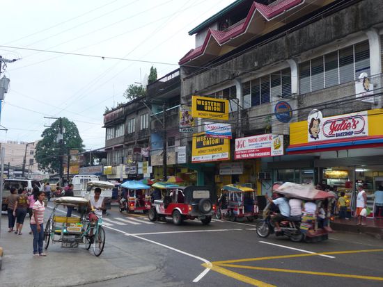 Maasin - hier kaufen wir uns Regenschirme - und als wir den Laden verlassen, hat der Regen aufgehoert (aber nur voruebergehend)