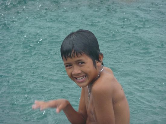 Der Junge grinst und friert