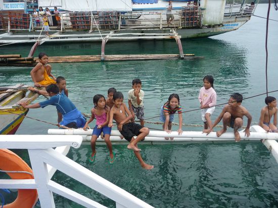 Wie die Affen klettern die Kinder auf dem Auslegerboot herum und amuesieren sich koestlich!