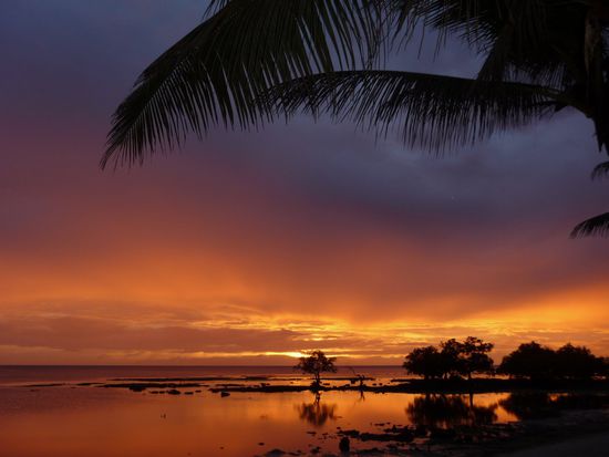 Erster Sonnenuntergang nach sechs Tagen auf Leyte - endlich mal zeigt sich der Himmel mit Wolkenloechern. Dafuer wird der Sonnenuntergang auch umso spektakulaerer!