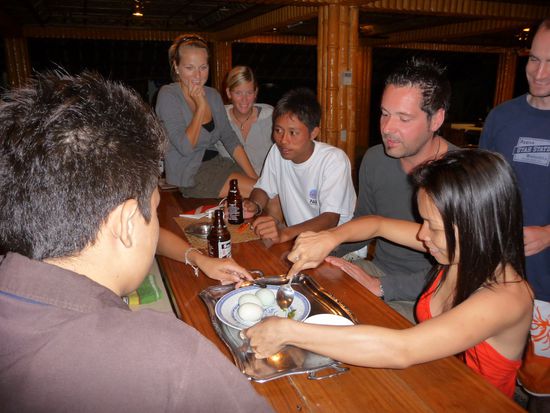 Zum Balut gibt es Essig und Chilli