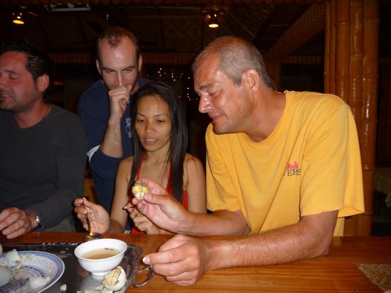 Philipp schaut nur zu, aber seine Mimik und Gestik ist eindeutig