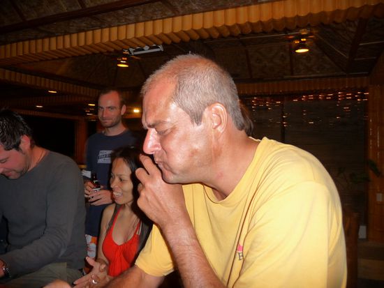 Schnell kauen und runter damit....... wobei es eher eine Kopfsache ist. Geschmacklich sind die Dinger gar nicht so schlecht.