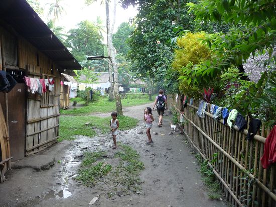 Auf dem Rueckweg kommen wir durch ein kleines Dorf. Einer der drei Jungs lebt hier.