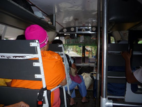 Der Bus nach Maasin hat ein Alter, in dem er bei uns eher im Museum stehen wuerde.