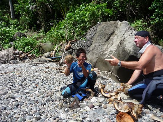 Die Versorgung mit Essen und Trinken funktioniert, denn Arnel und Klaus wissen wie es geht