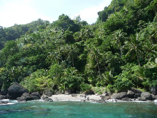 Nach einer Stunde ist das Boot wieder fit. Blick zurueck auf "unseren" Strand