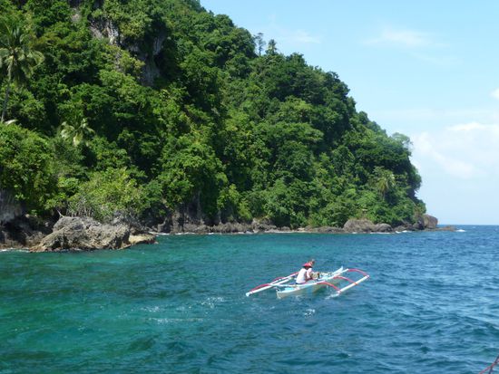 Da es sich hier um ein Naturschutzgebiet handelt, werden wir taeglich von diesen beiden Bootsfahrern zur Kasse gebeten. Wir zahlen gern. Die Riffe sind in vorzueglichem Zustand.