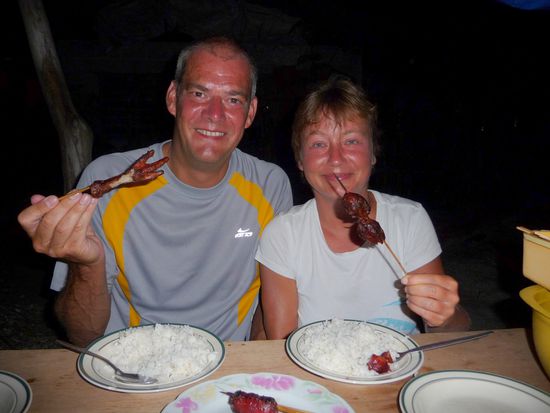 Huehnerfuss und Huehnerkopf. Arnel erklaert uns, dass man die Krallen und Zehen komplett ist. Auch der Kopf wird komplett gegessen. Die Knochen kommen am naechsten Tag wieder raus - erklaert uns Arnel. Das wird uns alles dann doch zu viel.