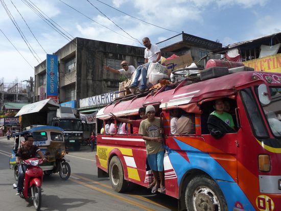 Ein kleiner Bus, vollgepackt bis übers Dach