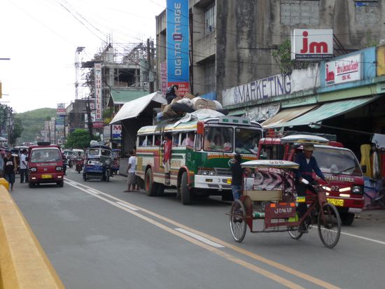 Vier Transportvariante auf einem Bild: Jeepney, Motorradtricycle, Bus und Fahrradtricycle
