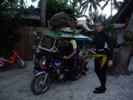 Dieses Tricycle wird beladen mit vier Ausrüstungen...