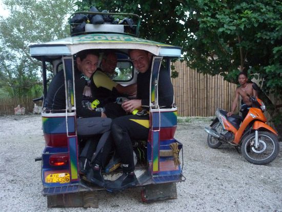 ...und zusätzlich den vier Tauchern Dagmar, Tom, Arnel und Lui sowie dem Fahrer.