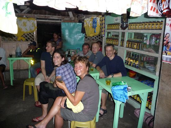 Hier verbringen wir unseren internationalen Karaokeabend mit Dagmar und Tom (A), Thomas (D aber wohnhaft in Singapur) und Jonas (S)