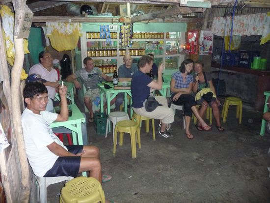 Derzeit trällern Dagmar und Andrea 'My way'. Der Herr ganz links singt auch sehr gerne und teilweise gut, der Rum kennzeichnet ihn jedoch 