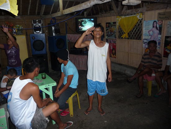 Dieser Kerl ist der beste und redseligste Tänzer des Abends