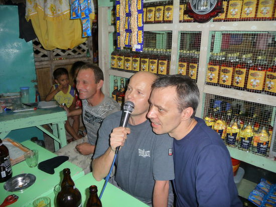'Mamma Mia' - gesungen von Jonas und Thomas. Im Hintergrund sieht man das Lieblingsgetränk der Philippinos: Rum aus eigenen Landen in rauhen Mengen