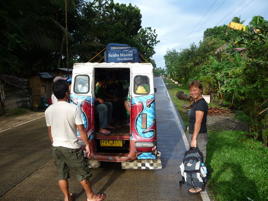 Unser Gepäck wird auf dem Dach des Jeepneys transportiert - und dieses Mal auch ordentlich befestigt 