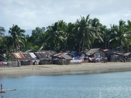In Hilongos stehen die Hütten der Einheimischen ganz nah am Strand