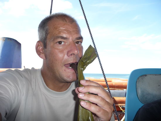 Der süße Reis ist in Bananenblätter eingewickelt. Besonders lecker sieht die Rolle nicht gerade aus, aber es ist äußerst schmackhaft