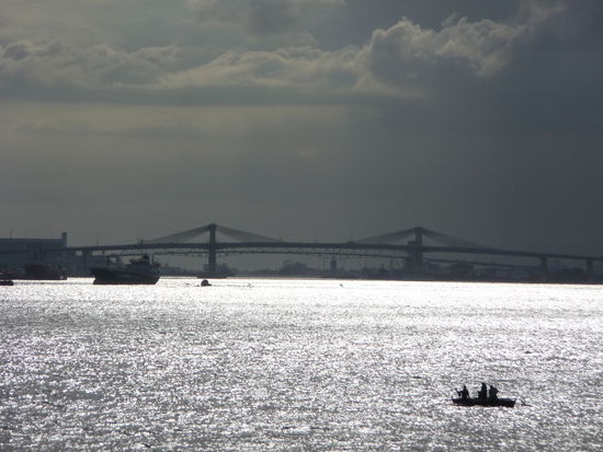 In Kürze erreichen wir Cebu City. Im Vordergrund sieht man die Brücke, die das Festland mit der Mactan-Halbinsel verbindet