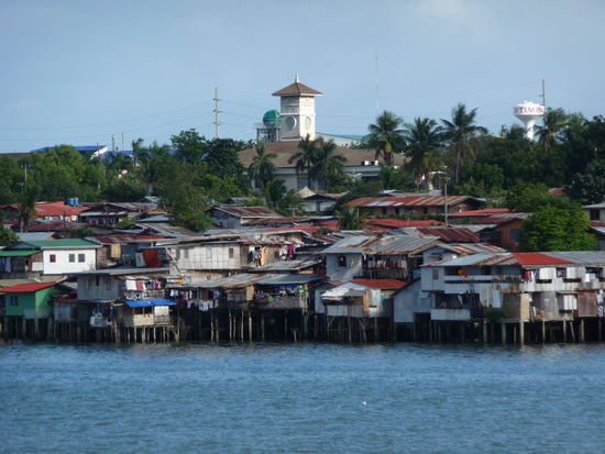 Blick vom Wasser aufs Festland