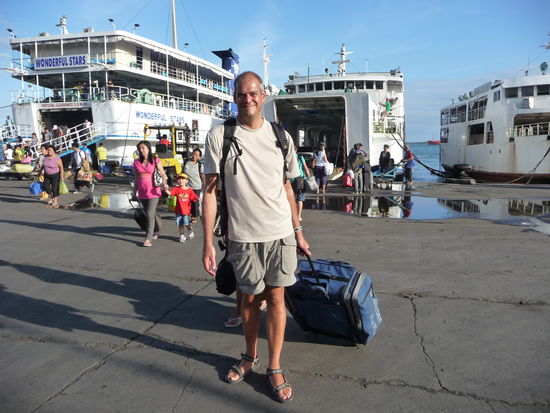 Willkommen in Cebu City! Die Fähre in der Mitte hat uns hierhin gebracht.