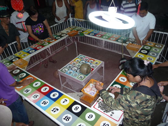 Hier wird Roulette gespielt! Die Spieler setzen auf die Zahlen am Rand und dann wird ein Ball geworfen. Zwischen den beiden 'Spielfeldern' (außen und innen) ist ein Netz ist gespannt.