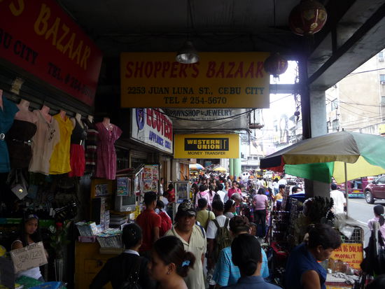 Hier befindet sich ein Geschäft neben dem anderen und es ist richtig was los