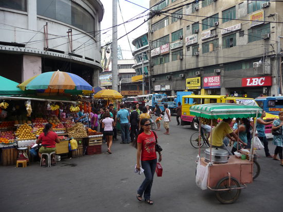 Wir sind mitten in Downtown, neben Kleidern und Elektronik gibts natürlich auch frisches Obst