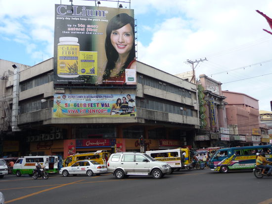 Werbeplakate dürfen hier auf den Philippinen nicht klein sein