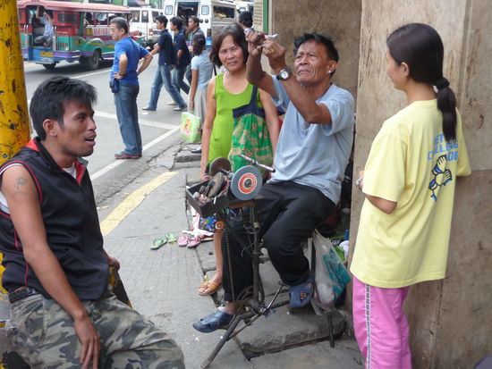 Dieser Messerschleifer nimmt es ganz genau und prüft, ob das Schneidwerkzeug nun auch wirklich scharf ist