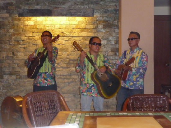 ...aber diese drei blinden Musiker rocken den Laden!