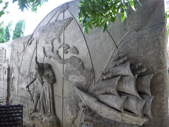 Im Säulengang vor der Basilica zeigt ein Relief den Seeweg der Spanier über Südamerika zu den Philippinen. Durch den spanischen Einfluß ist hier alles in katholischer Hand