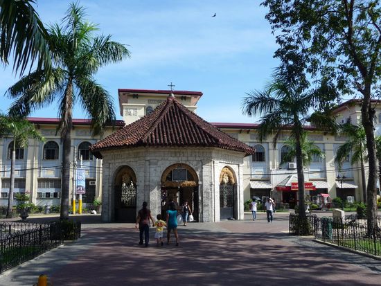 Der Pavillon der Magellankreuzes gegenüber der City Hall