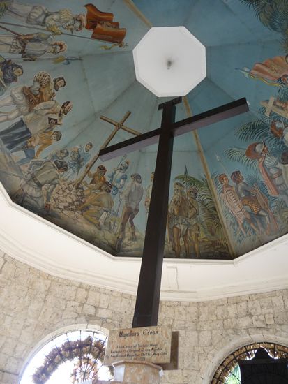 Das Originalkreuz soll in diesem "Bretterkreuz" stecken