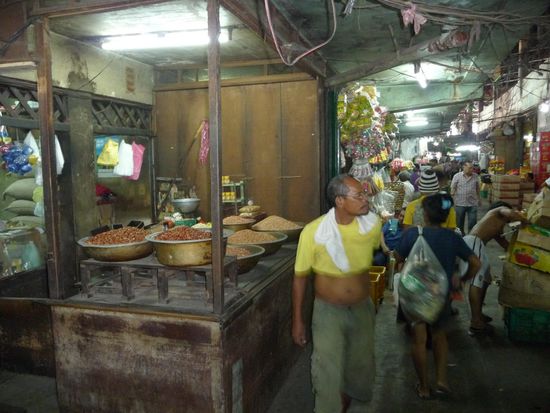 Eingang zum Markt. Hier werden Bohnen und Linsen verkauft.