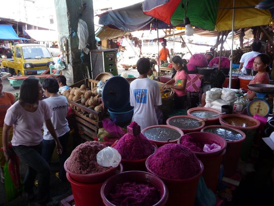 Am Fischstand gibt es verschiedene Pasten und Fischsoßen