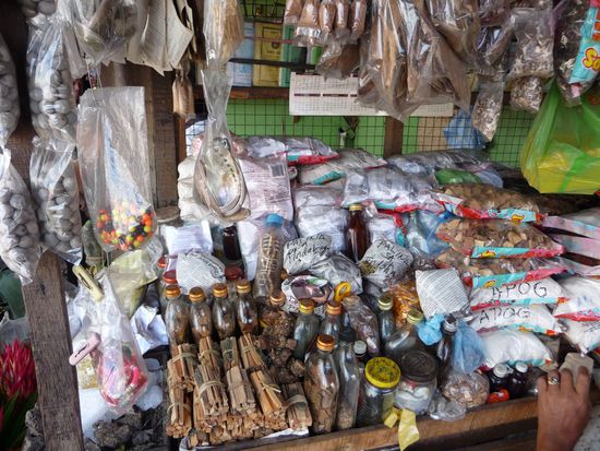 Hier werden Kräuter und Tinkturen gegen alle möglichen Wehwehchen angeboten.