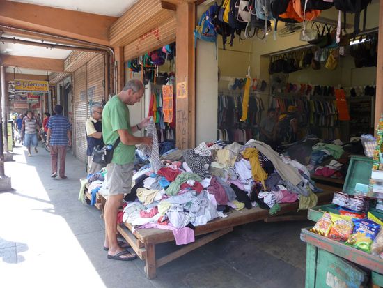 Zwischendurch macht sich Lui auf die Suche nach T-Shirts für Helmut. Er hat sich ein paar gewünscht, sicherlich wird Lui hier fündig 
