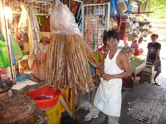 Dieser Metzgergeselle bietet unter anderem getrocknete Därme für die Wurstverarbeitung an und ist stolz auf seine Ware.