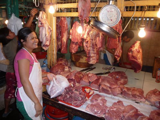 Unter der Auslage ist der Boden verschmiert mit Wasser und Blut