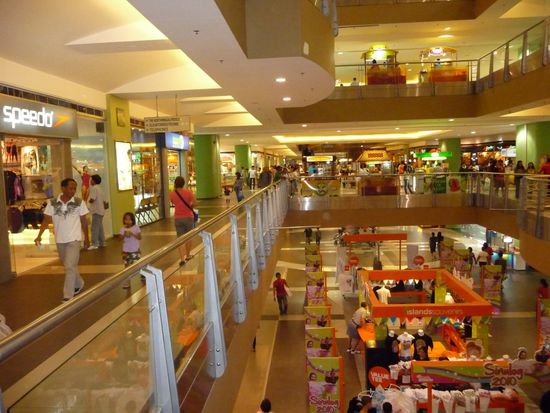 Die Shopping Mall geht über drei Etagen und bietet neben allerlei Geschäften auch jede Menge Fastfood
