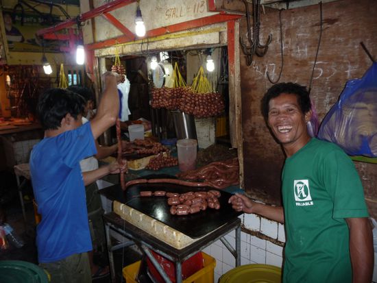 Lui zieht es trotz des widerlichen Geruchs nochmals auf den Fleischmarkt.