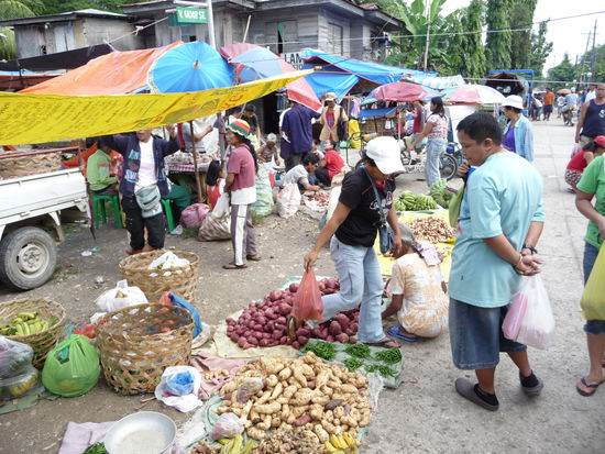Die Bauern aus den Bergdörfern breiten ihr Angebot auf dem Boden aus