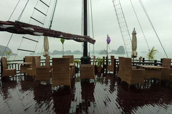 Trotz des Regens ist es ein fantastischer Anblick. Wie schön wäre es bei Sonnerschein. 
Die Vielfalt, der aus dem Wasser ragenden Felsen, machen das Ganze zu einem Labyrint, in dem sich nur die Skipper auskennen.