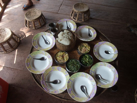 Der Tisch ist mit laotischem Essen ist gedeckt, und es kann losgehen. Eine Delikatesse ist der Klebereis. Wir haben uns immer darauf "gefreut". 